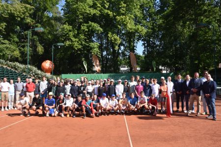 zawodnicy podczas zdjęcia grupowego podczas otwarcia turnieju