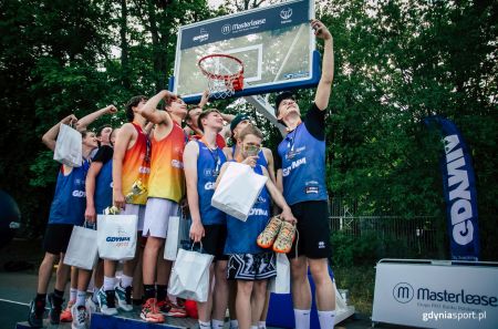 zawodnicy grający w koszykówkę 3x3