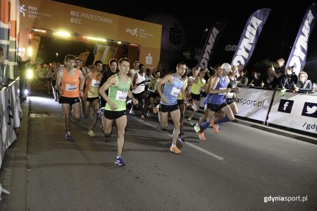 Start do nocnego biegu w Gdyni