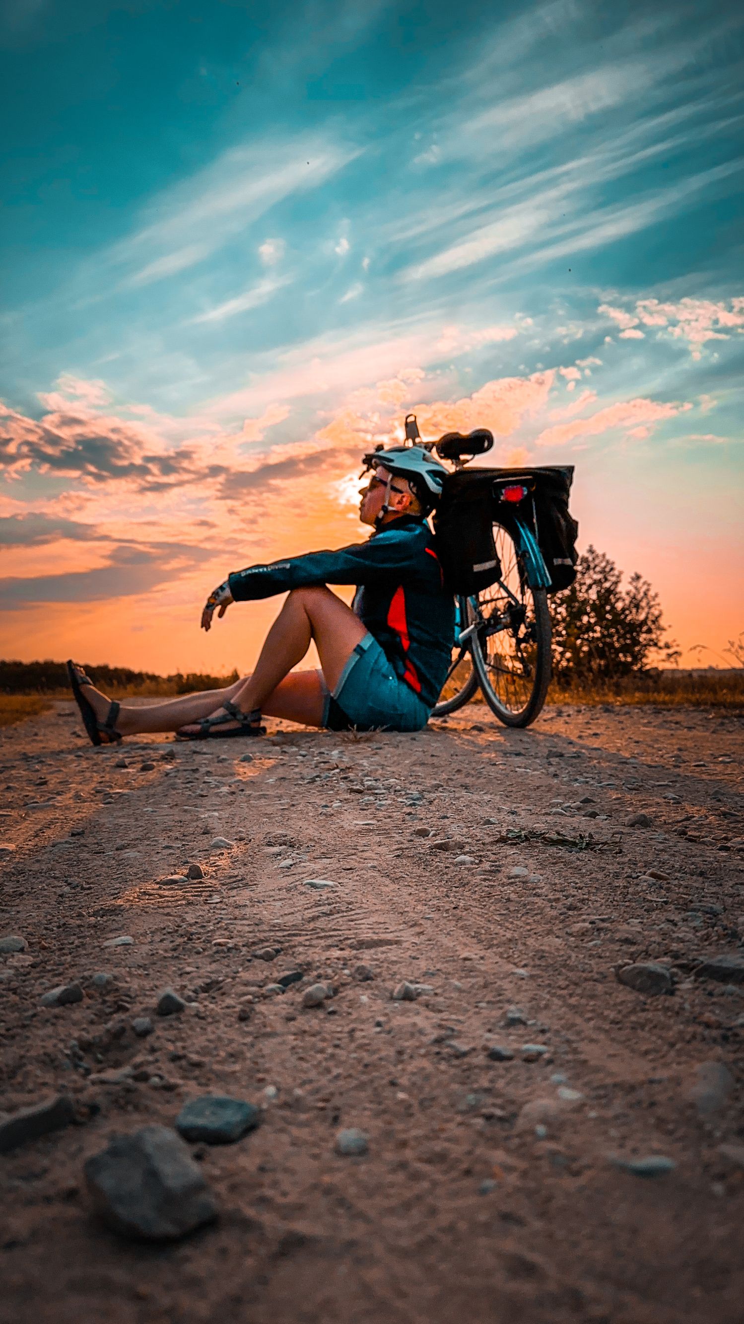 kobieta z rowerem siedząca na ziemi 