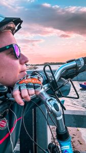 jedna z uczestniczek oparta o kierownicę