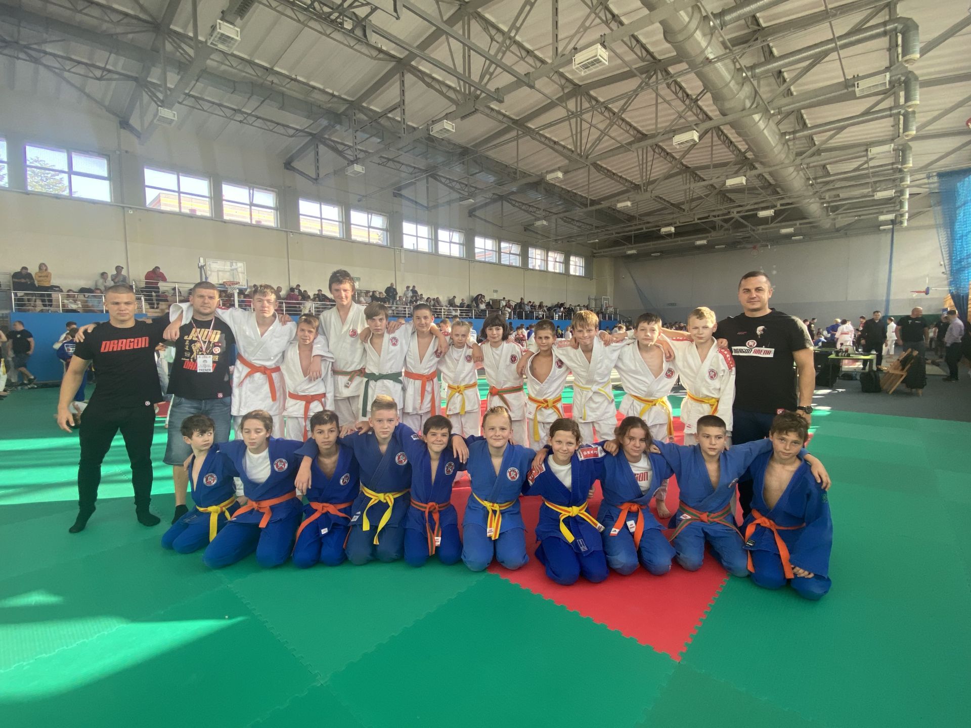 zawodnicy Judo Dragon po zawodach z trenerami 