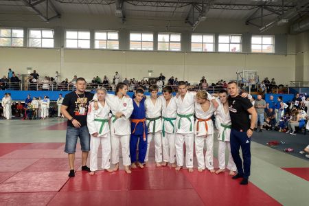 zawodnicy Judo Dragon po zawodach z trenerami