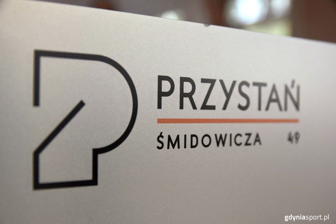 szyld przystani z adresem