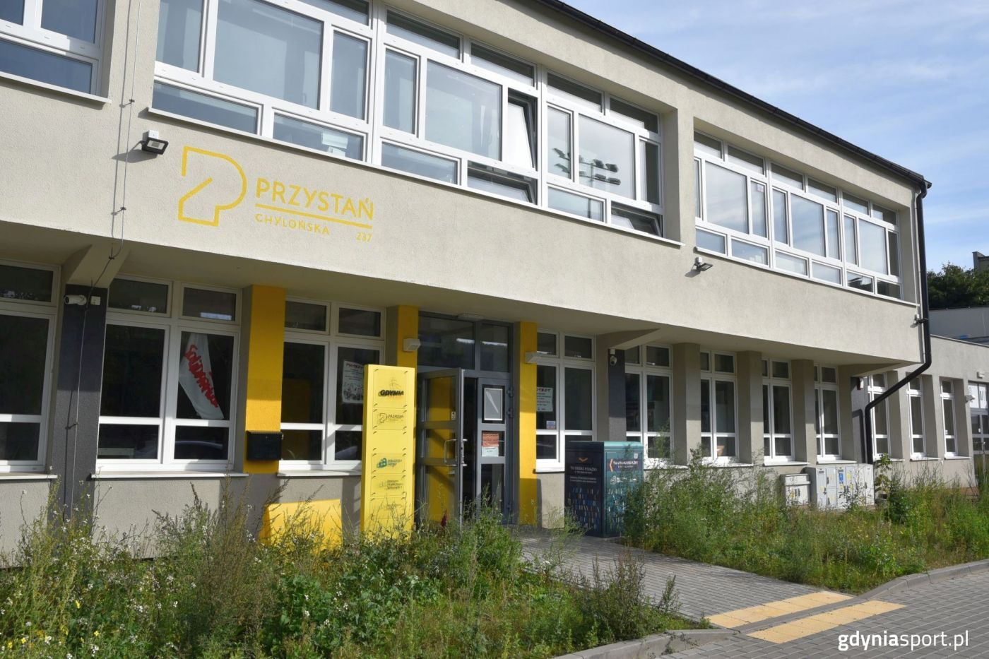 zdjęcie przystani z zewnątrz