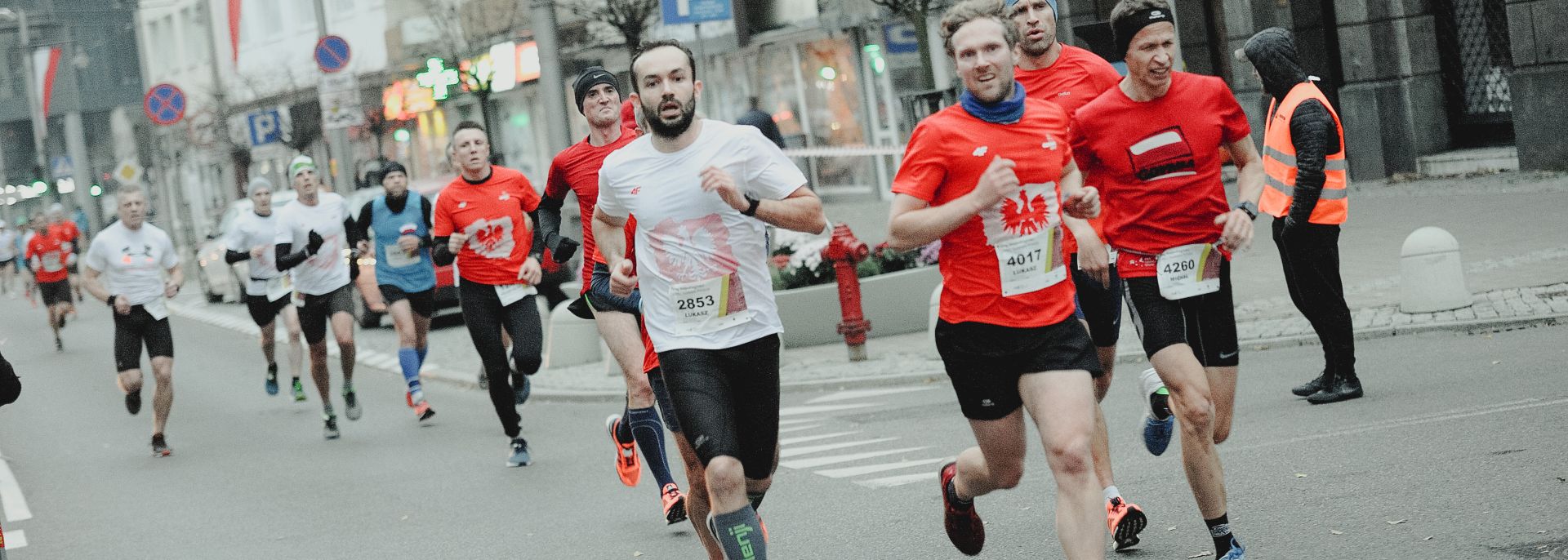 Biegacze na ulicy świętojańskiej w Gdyni