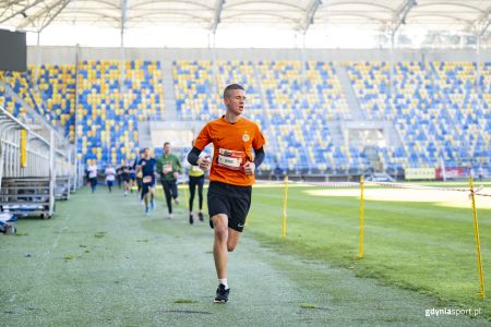 Biegnący chłopiec na stadionie miejskim w Gdyni podczas Biegu Niepodległości