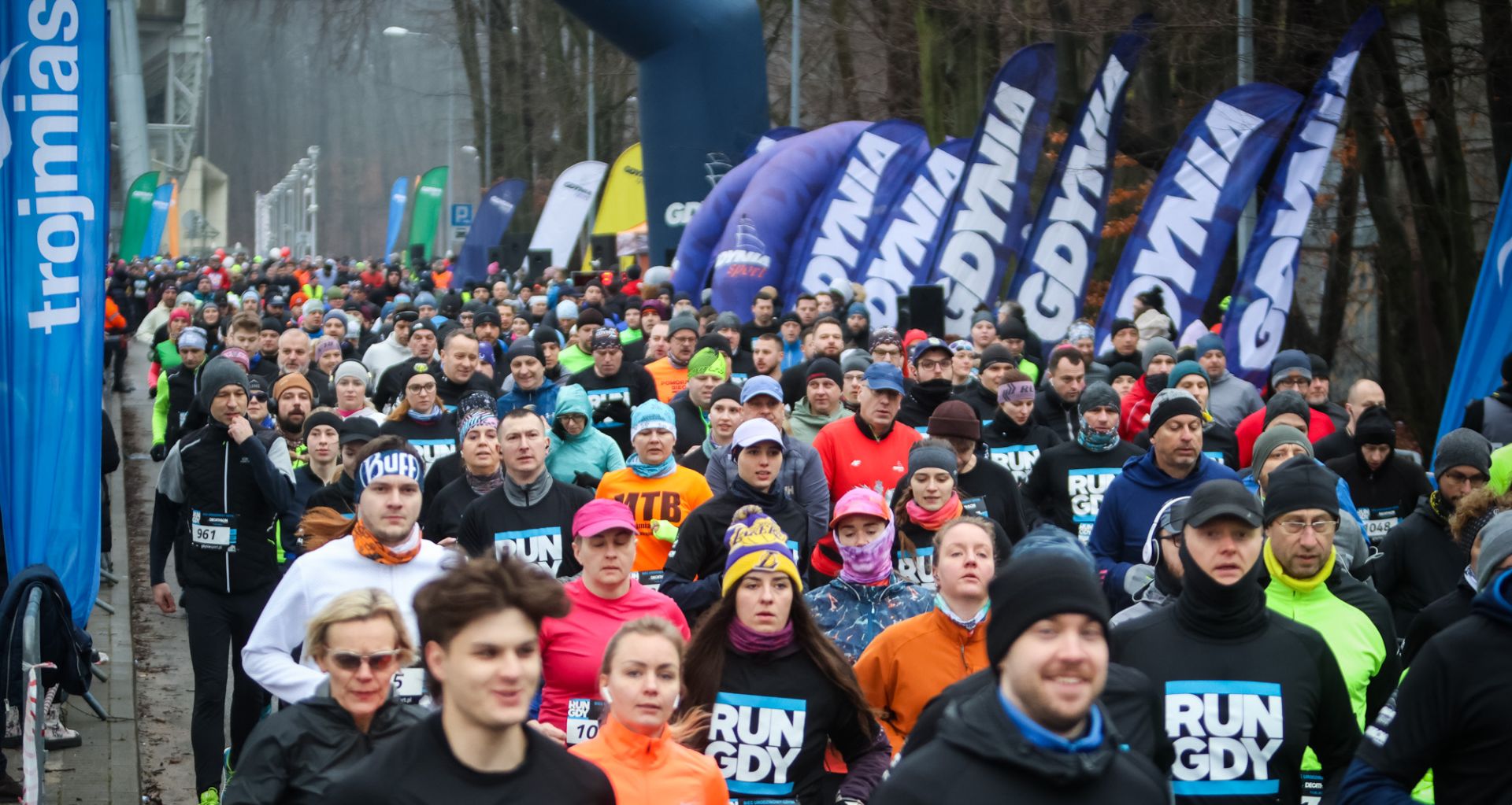 Biegacze na ulicy Świetojańskiej w Gdyni
