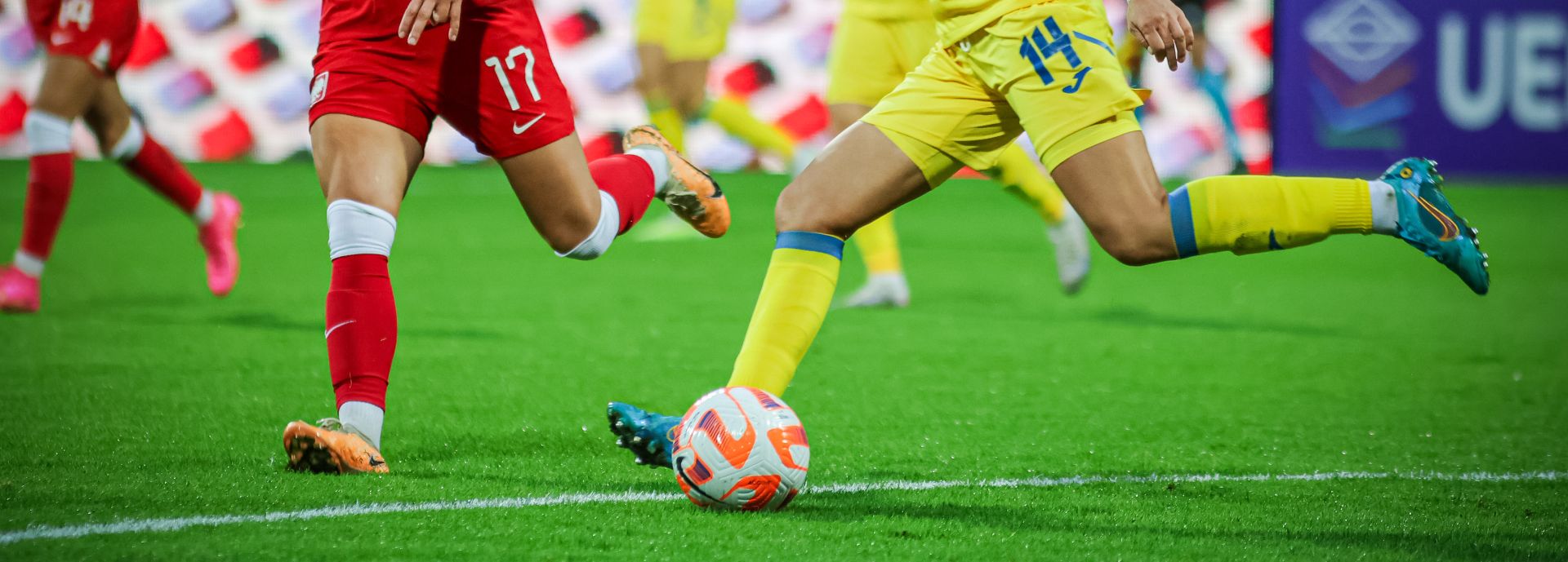 Reprezentantka Ukrainy kopiąca piłkę podczas meczu Polska Ukraina 