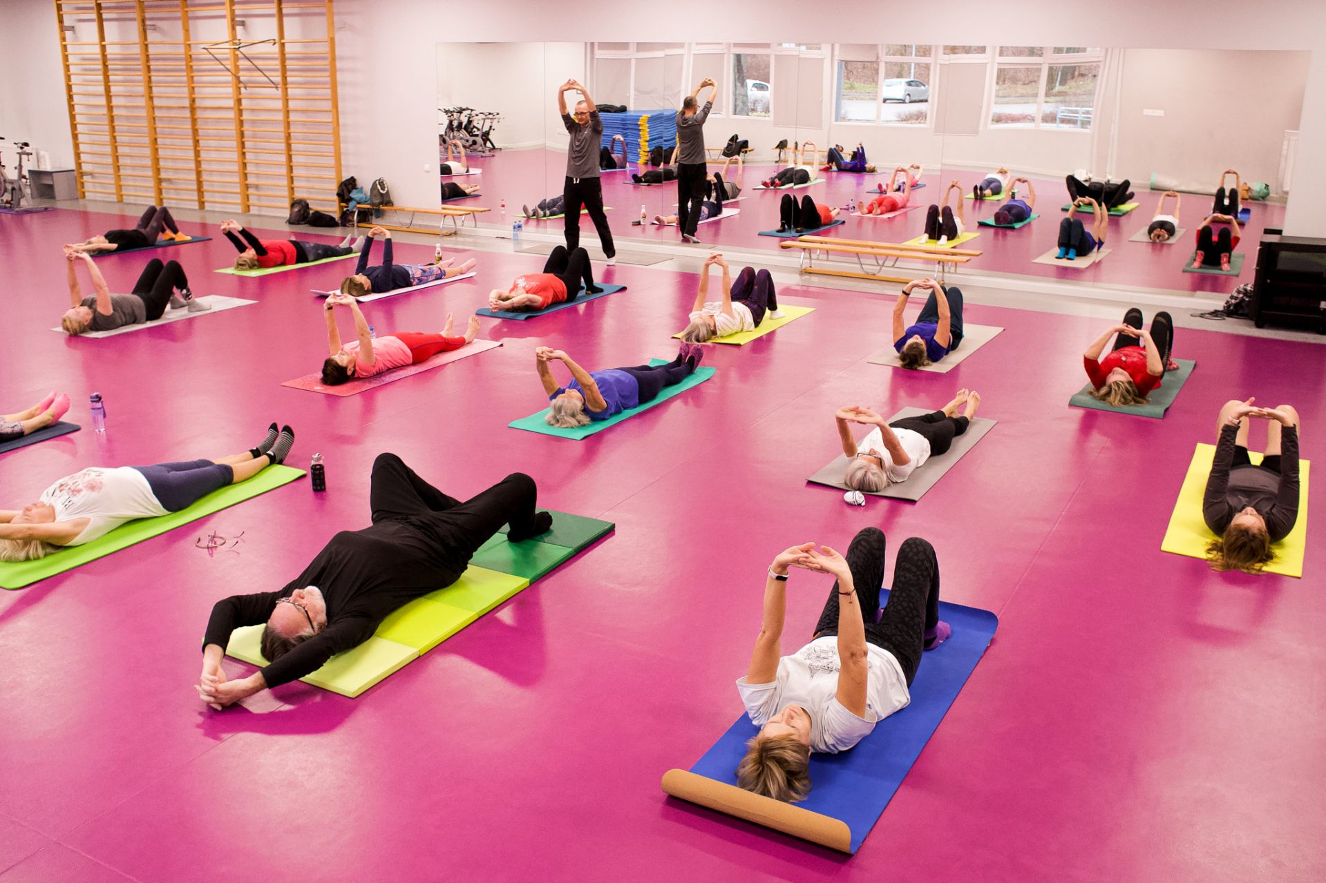 Ćwiczące kobiety na sali fitness 