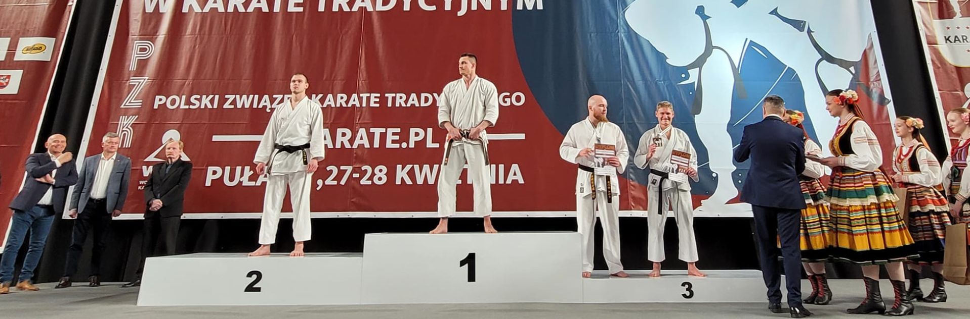 Karatecy na podium zawodów 