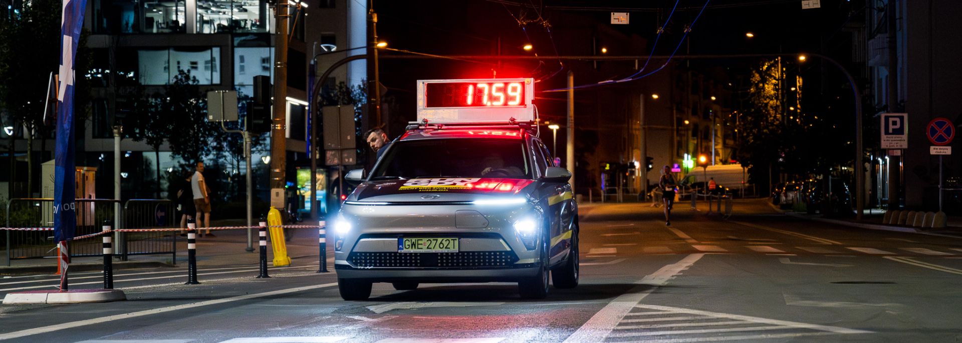 Samochód pilota prowadzącego zawodników podczas Nocnego Biegu Świętojańskiego w Gdyni