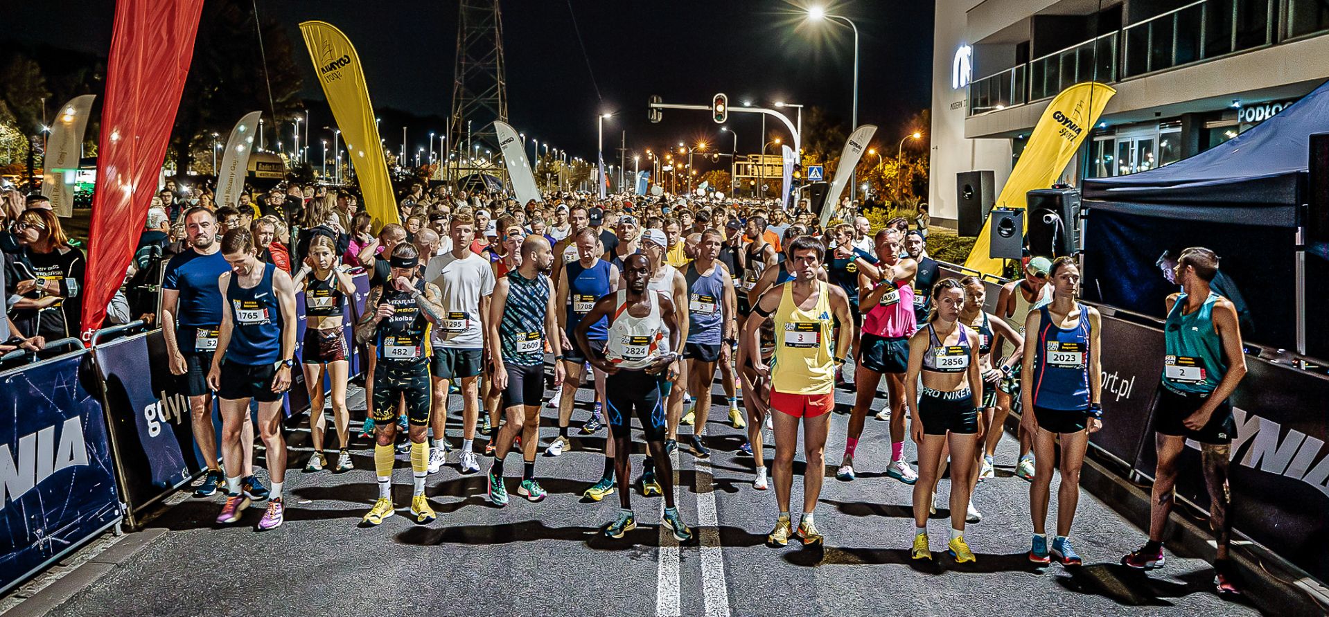 Biegacze na ulicy Świętojańskiej w Gdyni
