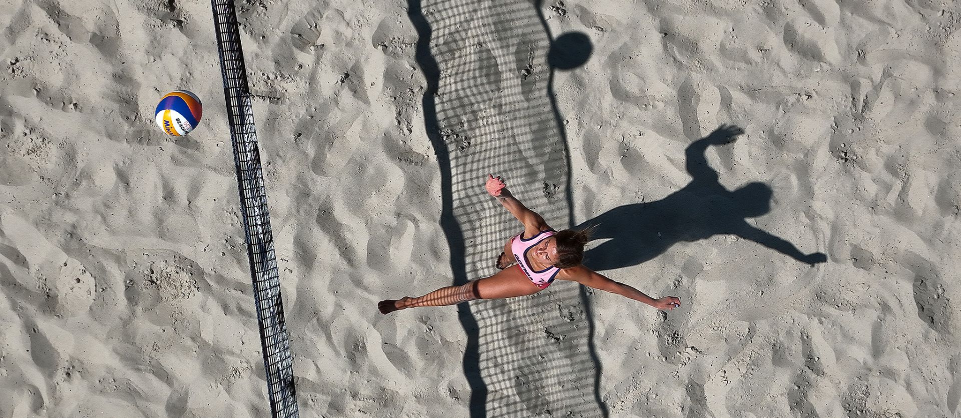 zawodniczka podczas serwisu