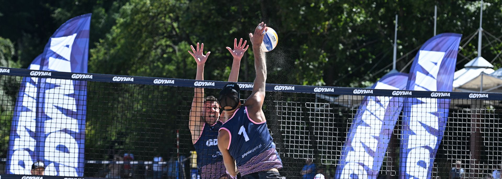 Siatkarze plażowi wyskakujący do piłki podczas meczu
