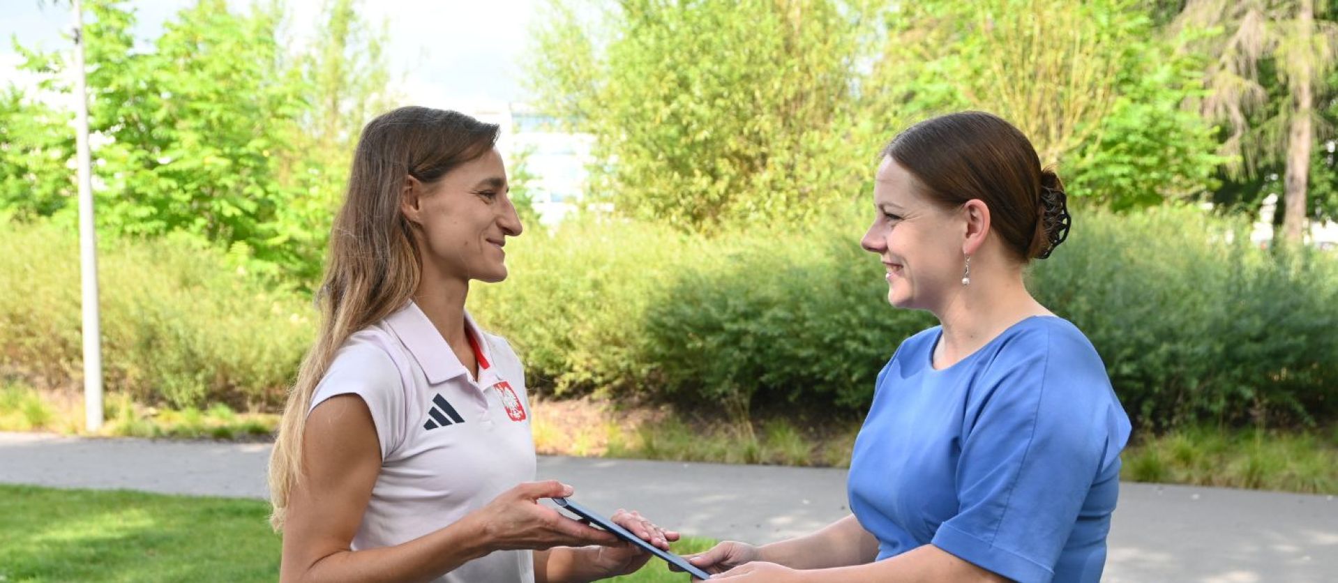 Ellward po raz pierwszy otrzymała flagę miasta, co jak podkreśla jest dla niej symbolicznie szczególnie ważne (fot. Magda Starnawska)