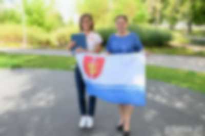 Ellward po raz pierwszy otrzymała flagę miasta, co jak podkreśla jest dla niej symbolicznie szczególnie ważne (fot. Magda Starnawska)
