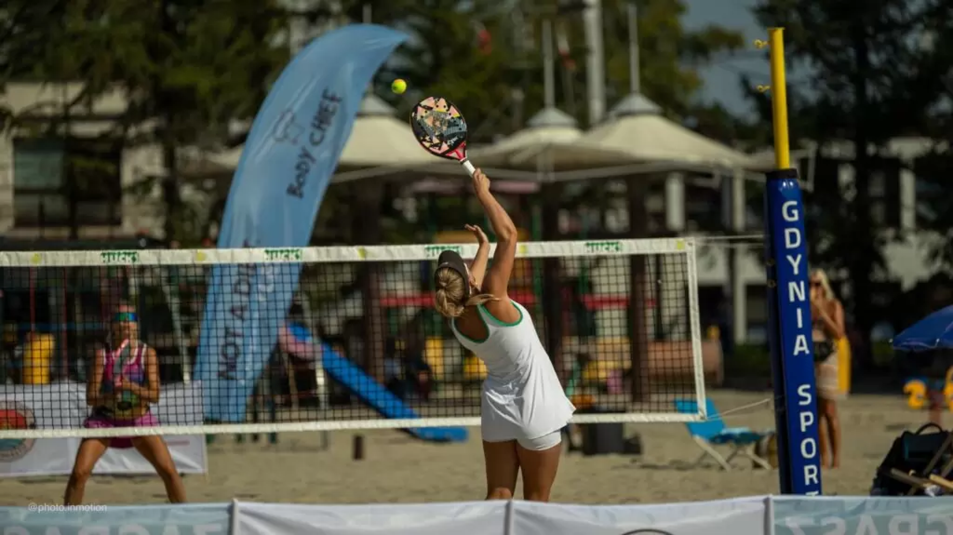 Kobieta grająca w zawodach beach tennis w Gdyni 