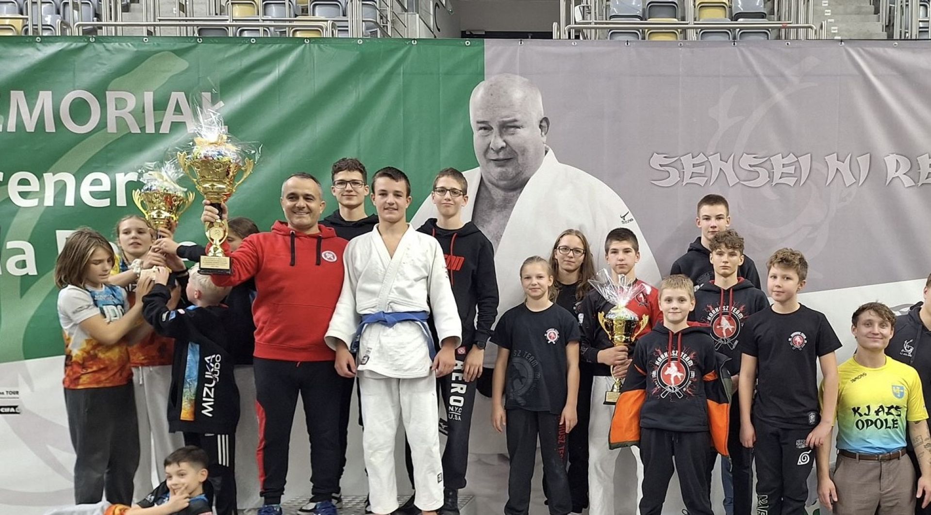 zawodnicy na podium podczas zawodów