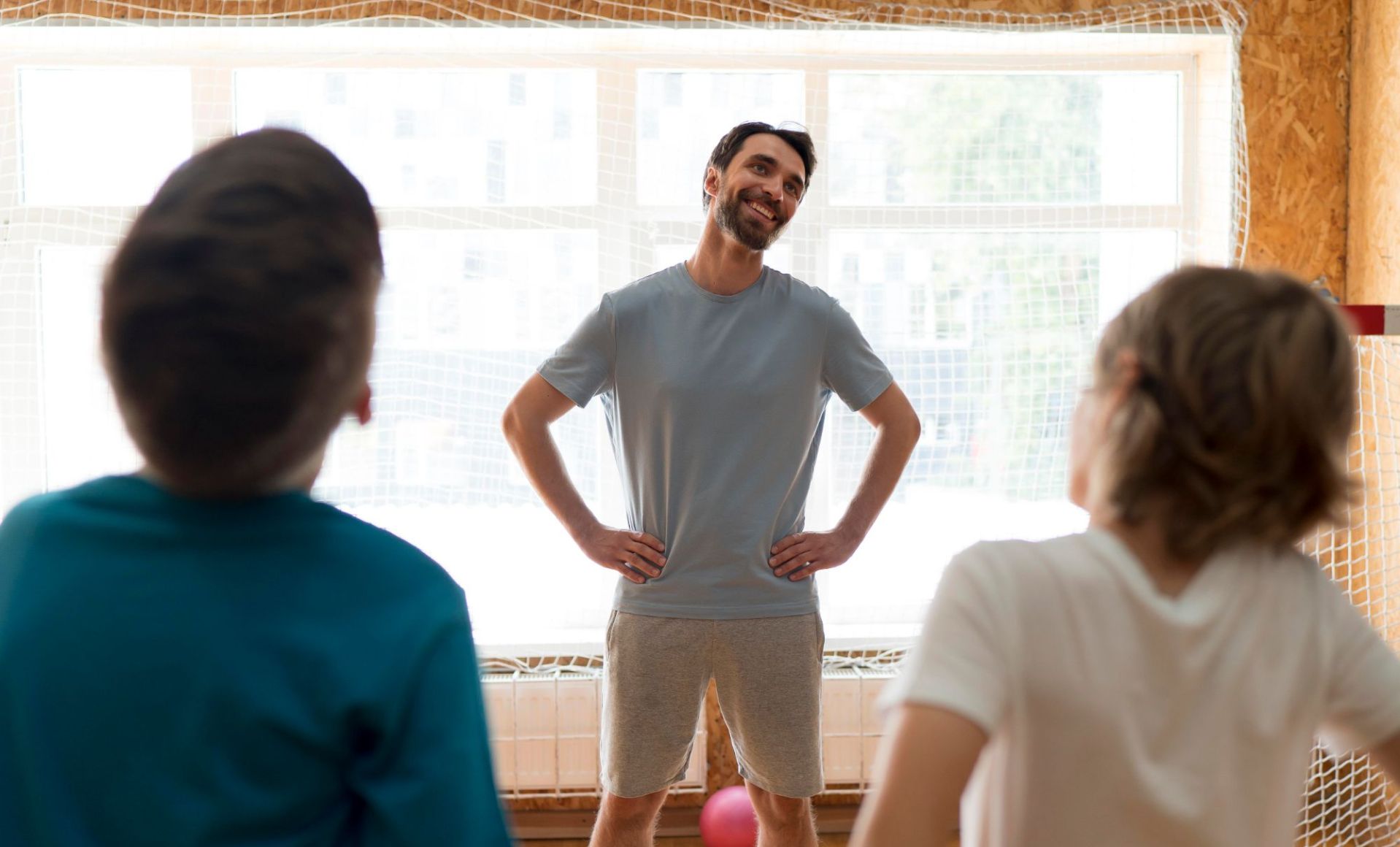 dzieci ćwiczące z trenerem