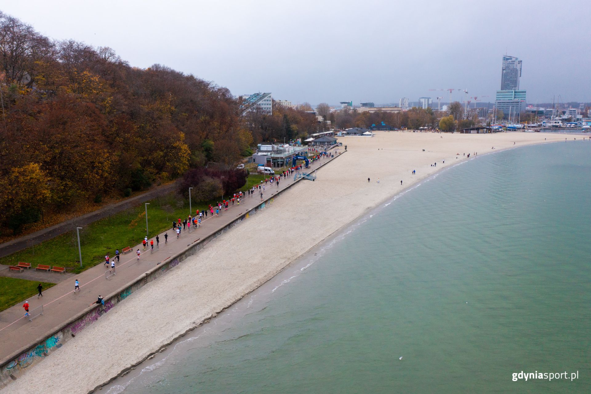 zdjęcie bulwaru i części zatoki z drona 