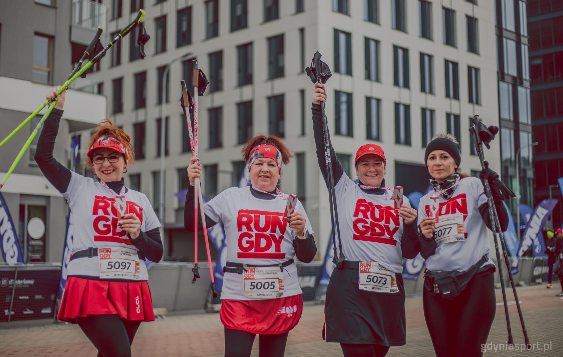 Koiety z kijkami do Nordic Walking podczas zawodów