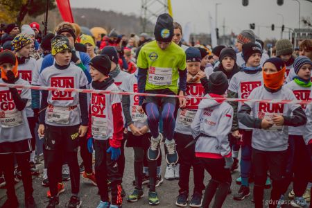 Dzieci na rozgrzewce przed startem Gdyńskiego Biegu Niepodległości