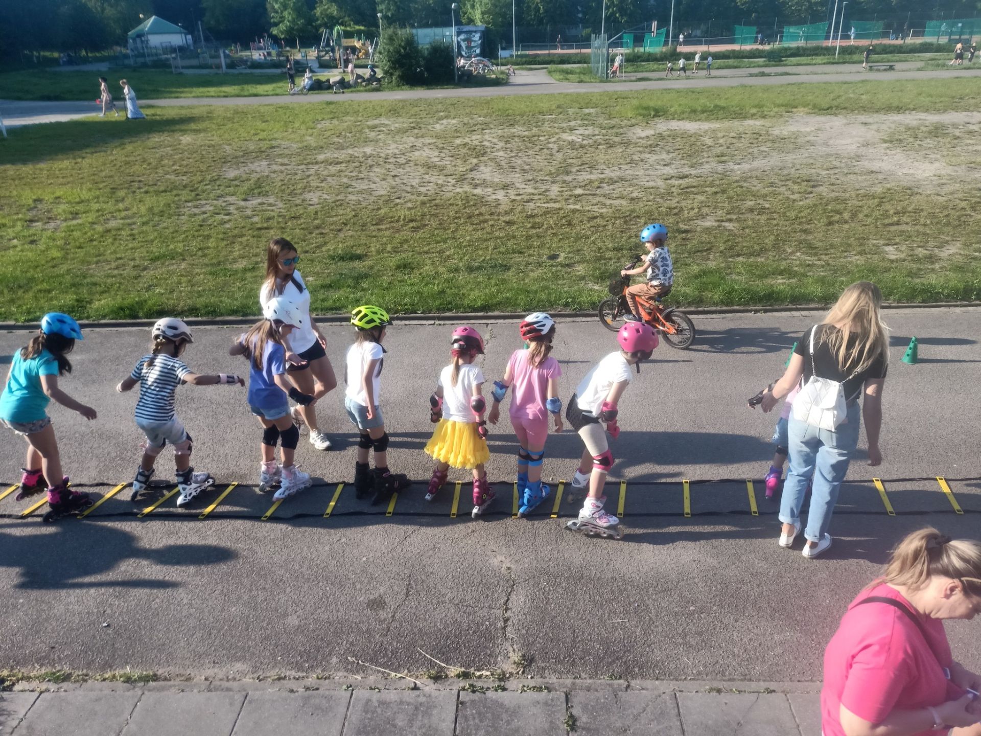 Dzieci trenujące jazdę na rolkach
