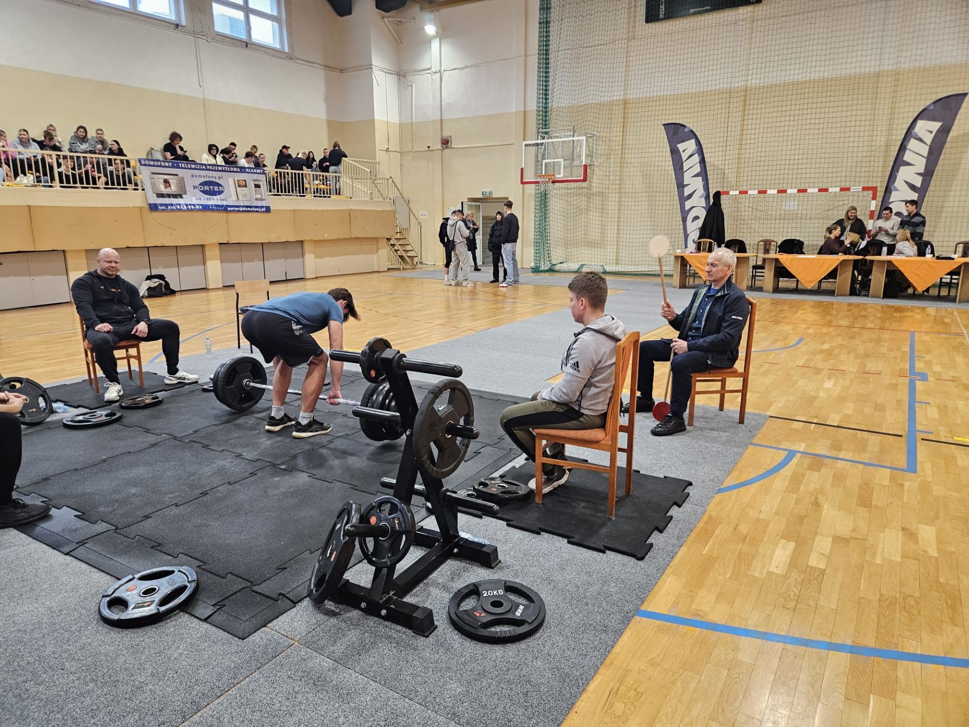 zawody siłowe na hali sportowej