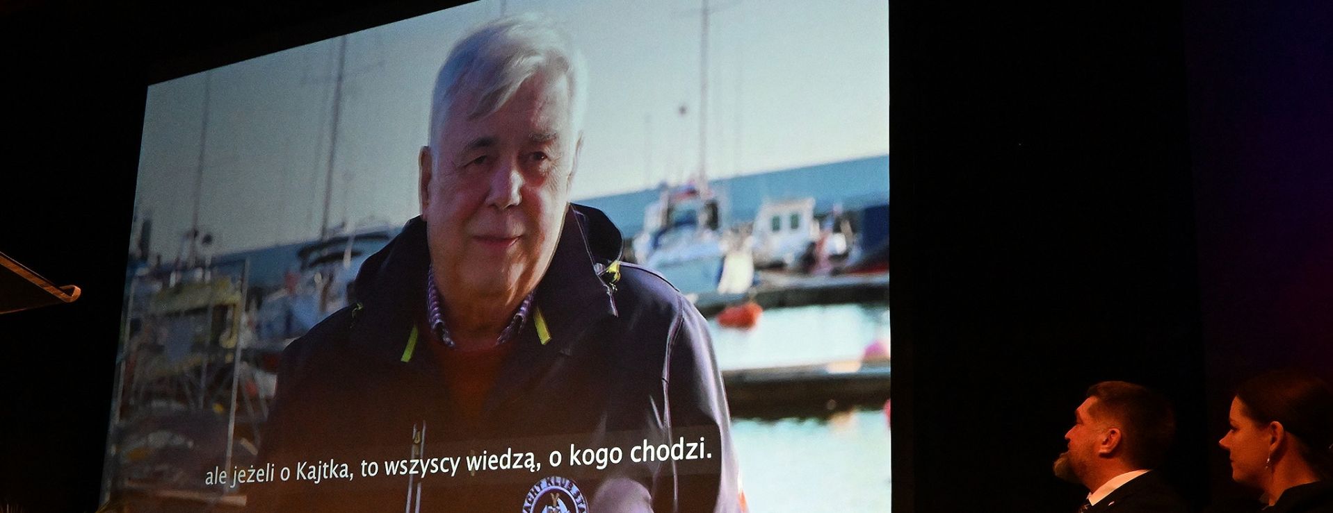 Przewodniczący Rady Miasta Tadeusz Szemiot, Prezydent Gdyni Aleksandra Kosiorek podczas emisji filmu o laureacie (fot. Michał Puszczewicz)