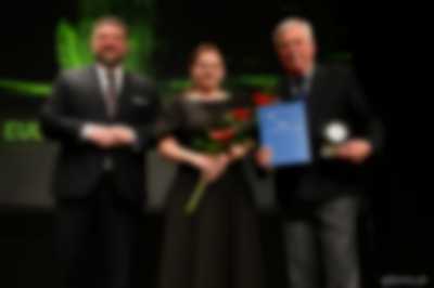 Przewodniczący Rady Miasta Tadeusz Szemiot, Prezydent Gdyni Aleksandra Kosiorek, Leszek Kajetan Kilanowski - podczas wręczenia z kwiatami i medalem (fot. Michał Puszczewicz)