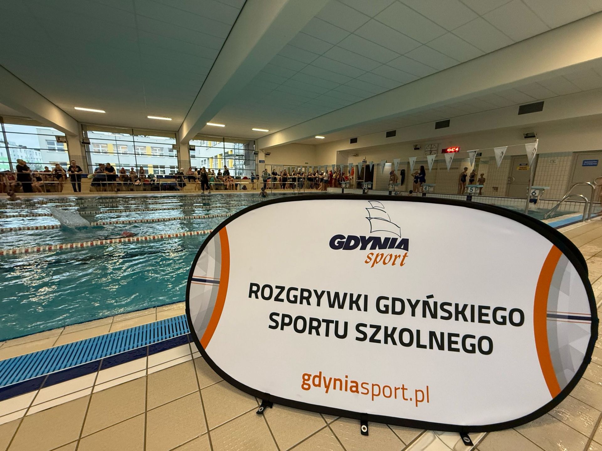 widok na baner sportu szkolnego na basenie