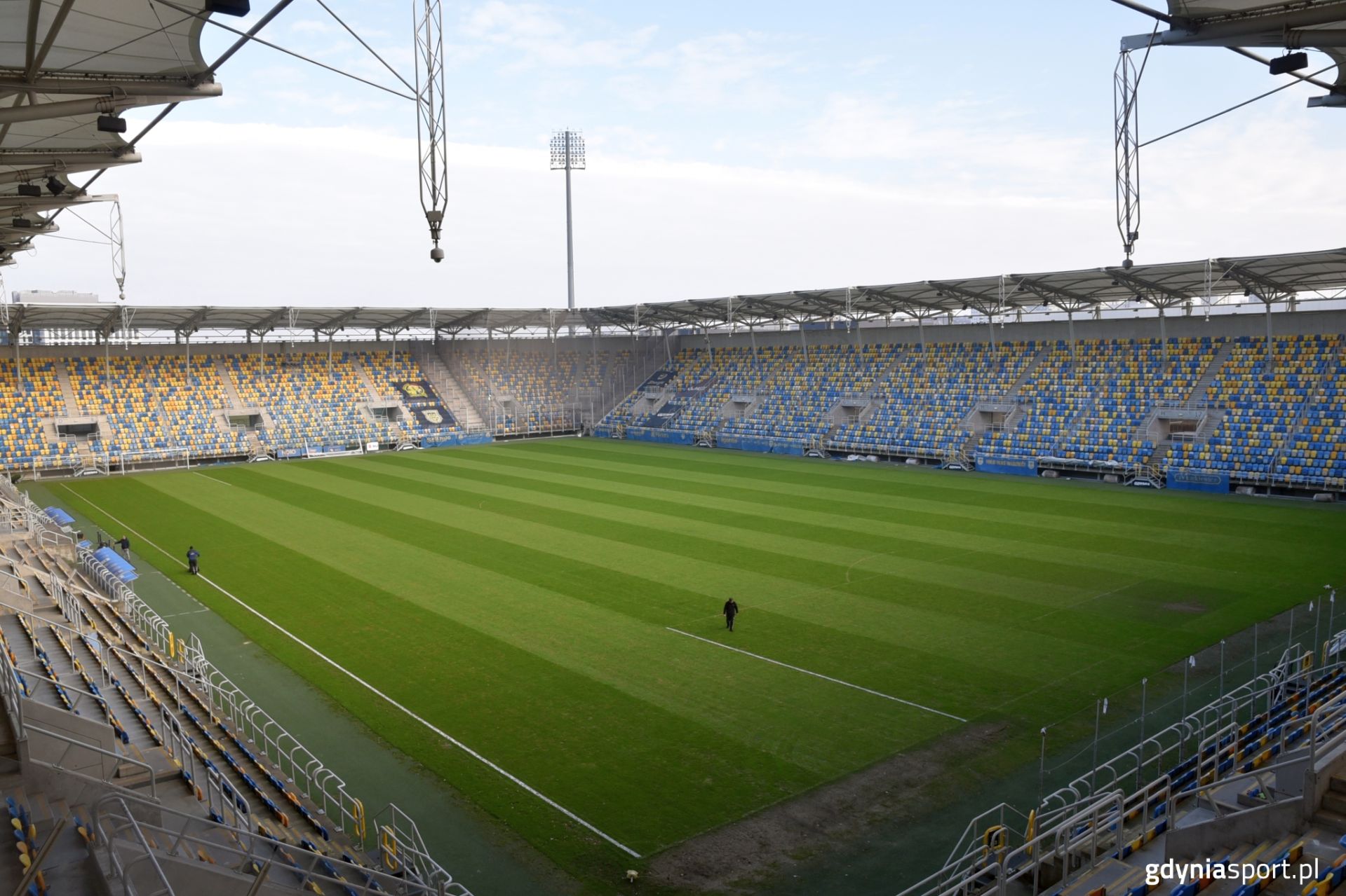Stadion Miejski przed meczem - zdjęcie z rogu boiska