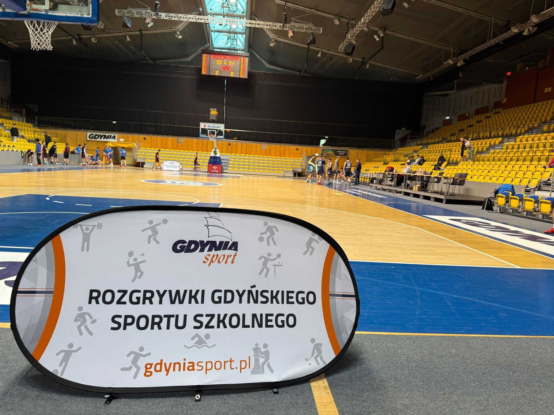 zdjęcie baneru sportu szkolnego w hali sportowej
