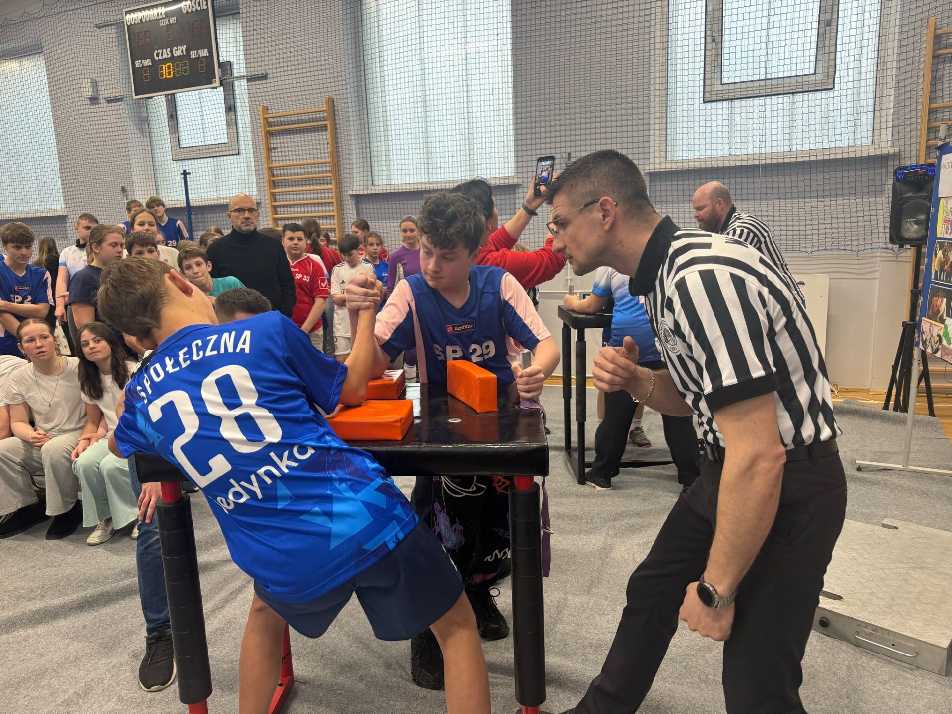 zawodnicy siłujący się na rękę