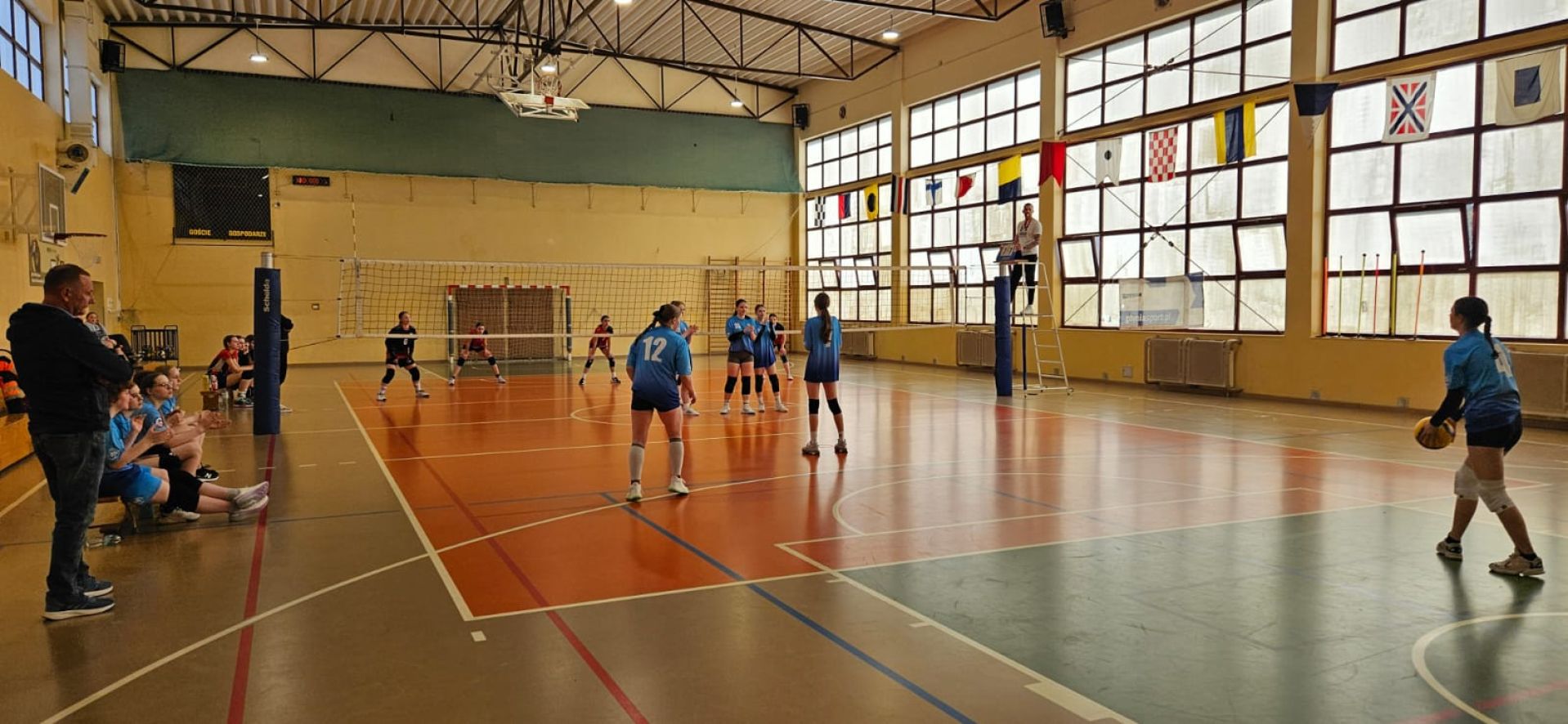 dzieci grające w siatkówkę