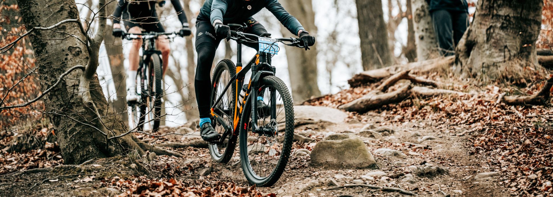 Jadący kolarze podczas MTB Pomerania Maraton