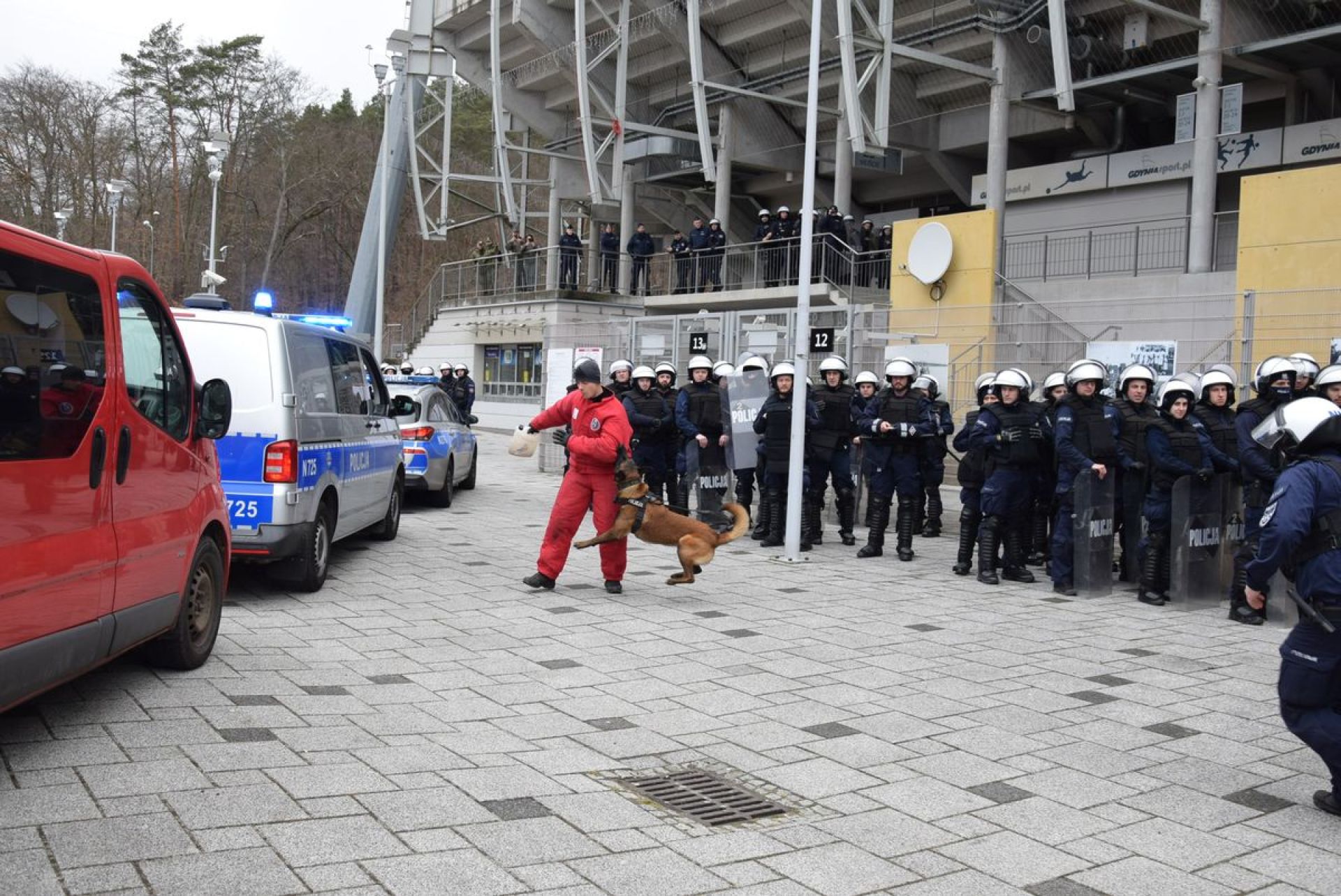 policjancie przed stadionem miejskim