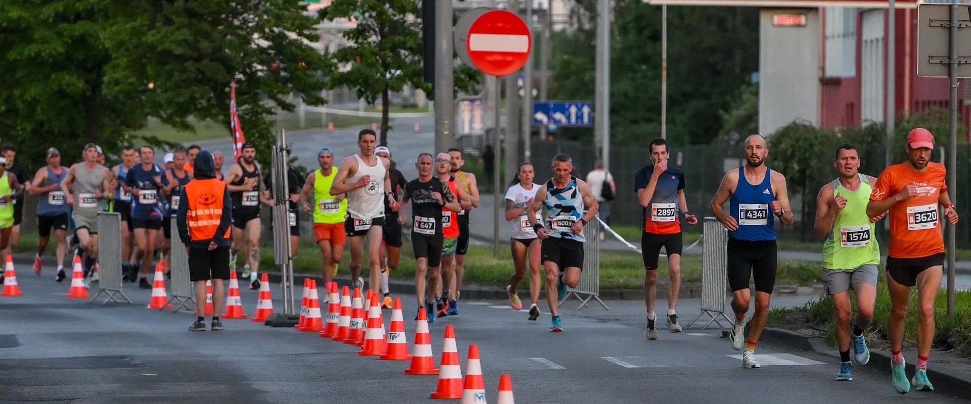 Biegacze na trasie półmaratonu w Gdyni