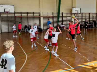 Zawodnik rzucający do bramki podczas meczu piłki ręcznej