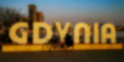 logo Gdyni przy plaży miejskie