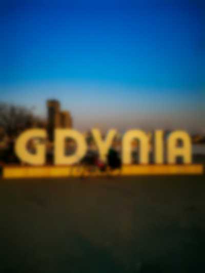logo Gdyni przy plaży miejskie