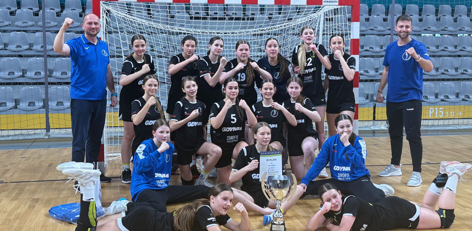 zawodniczki i trenerzy po wygranej