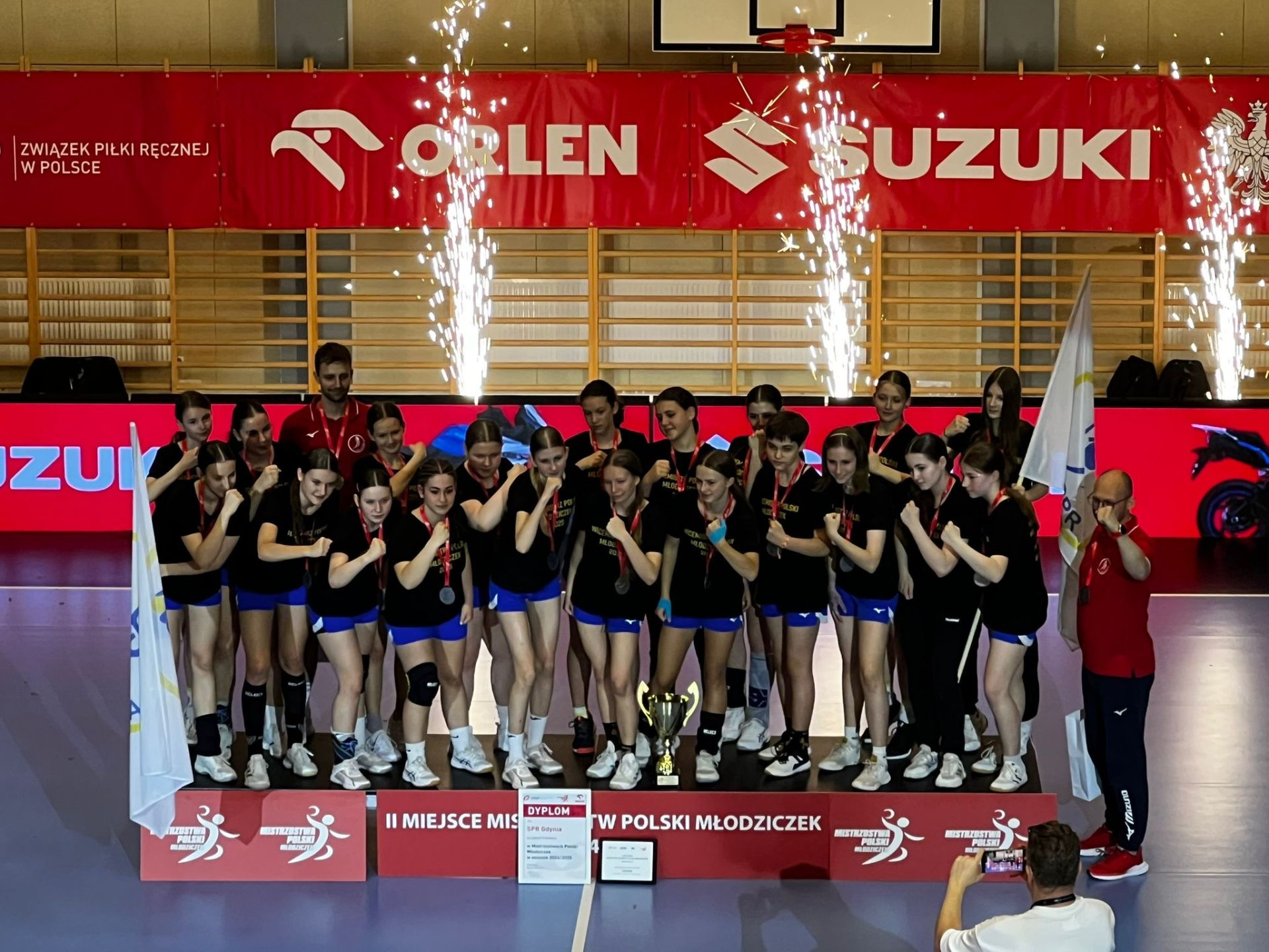 Piłkarki ręczne SPR Gdynia z trofeami za wygranie ligi