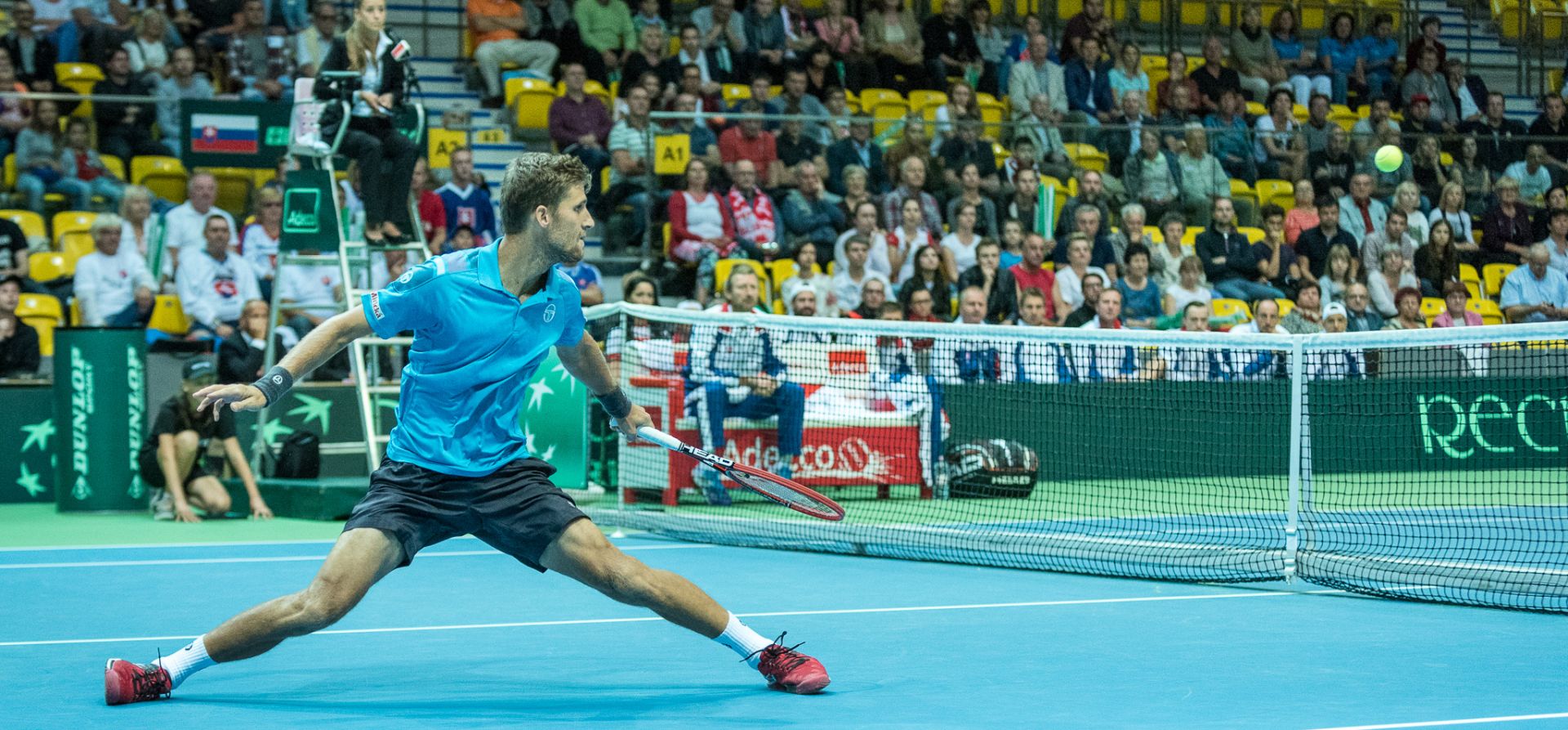 Tenisista rozgrywający mecz w Pucharze Davisa