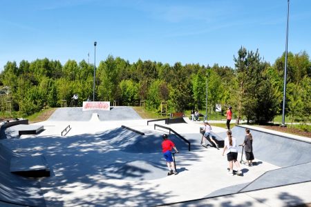 dzieci bawiące się na skateparku