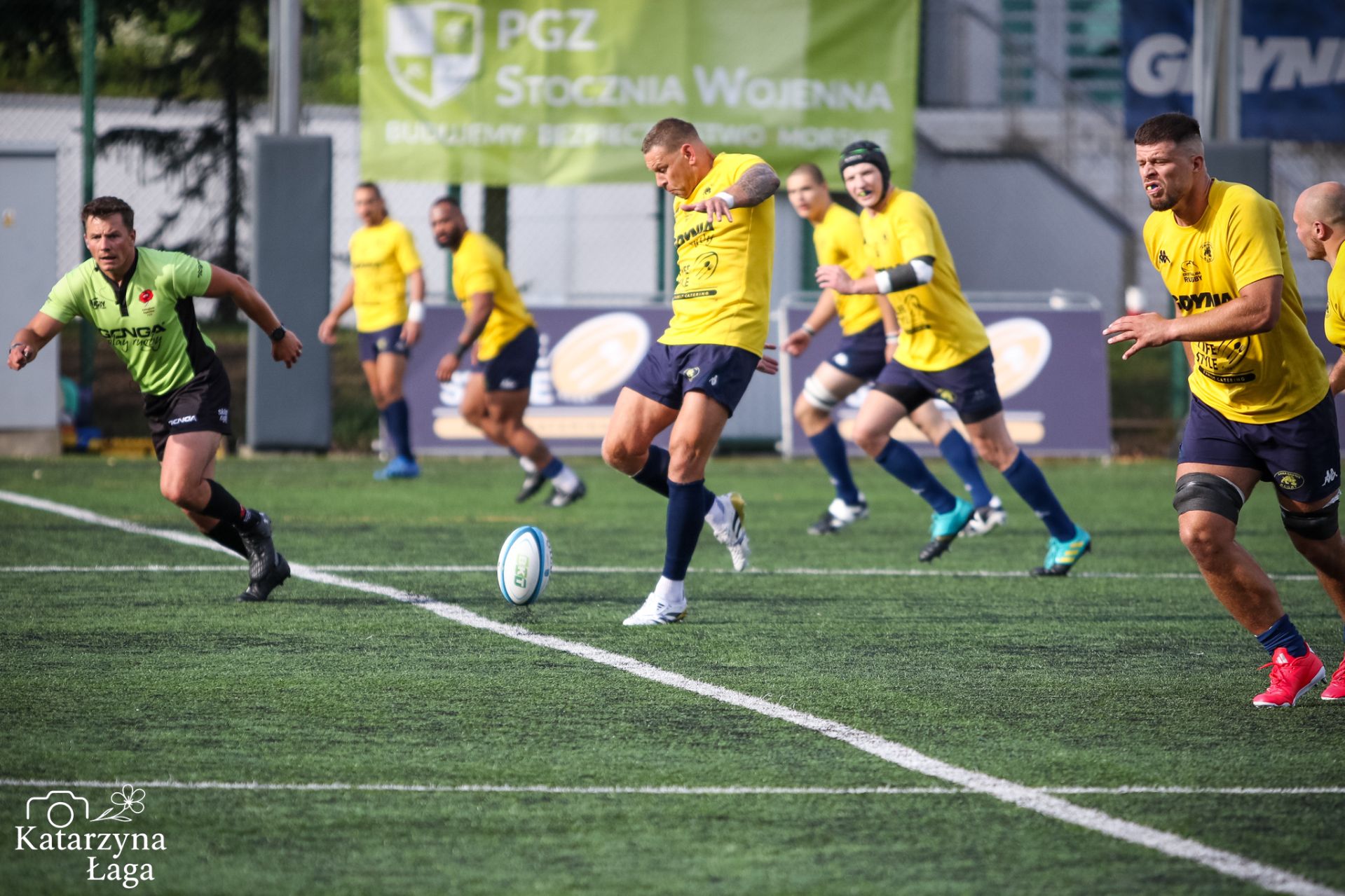 Rugbista wykopujący piłkę podczas meczu