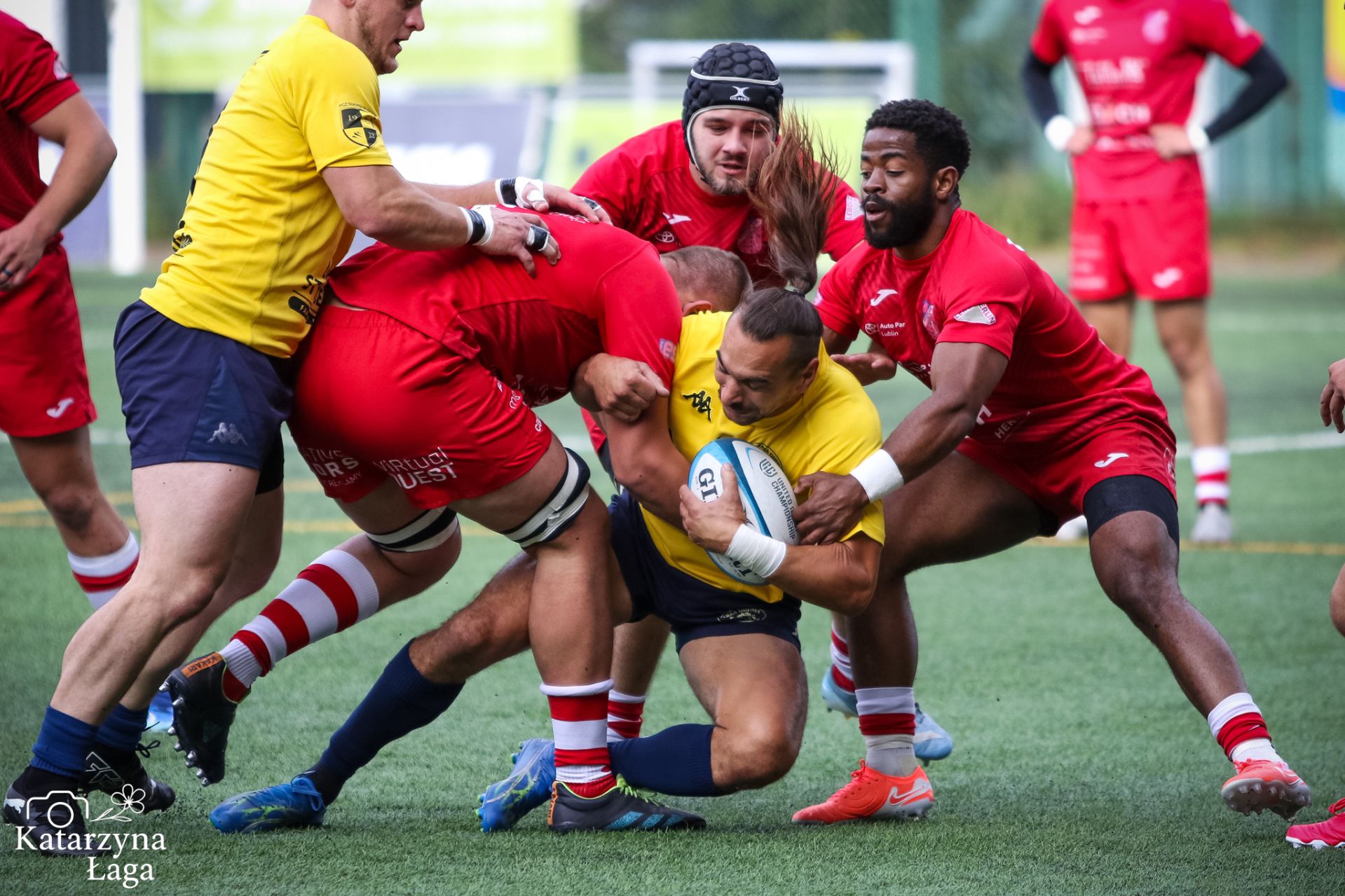 Rugbiści rozgrywający mecz