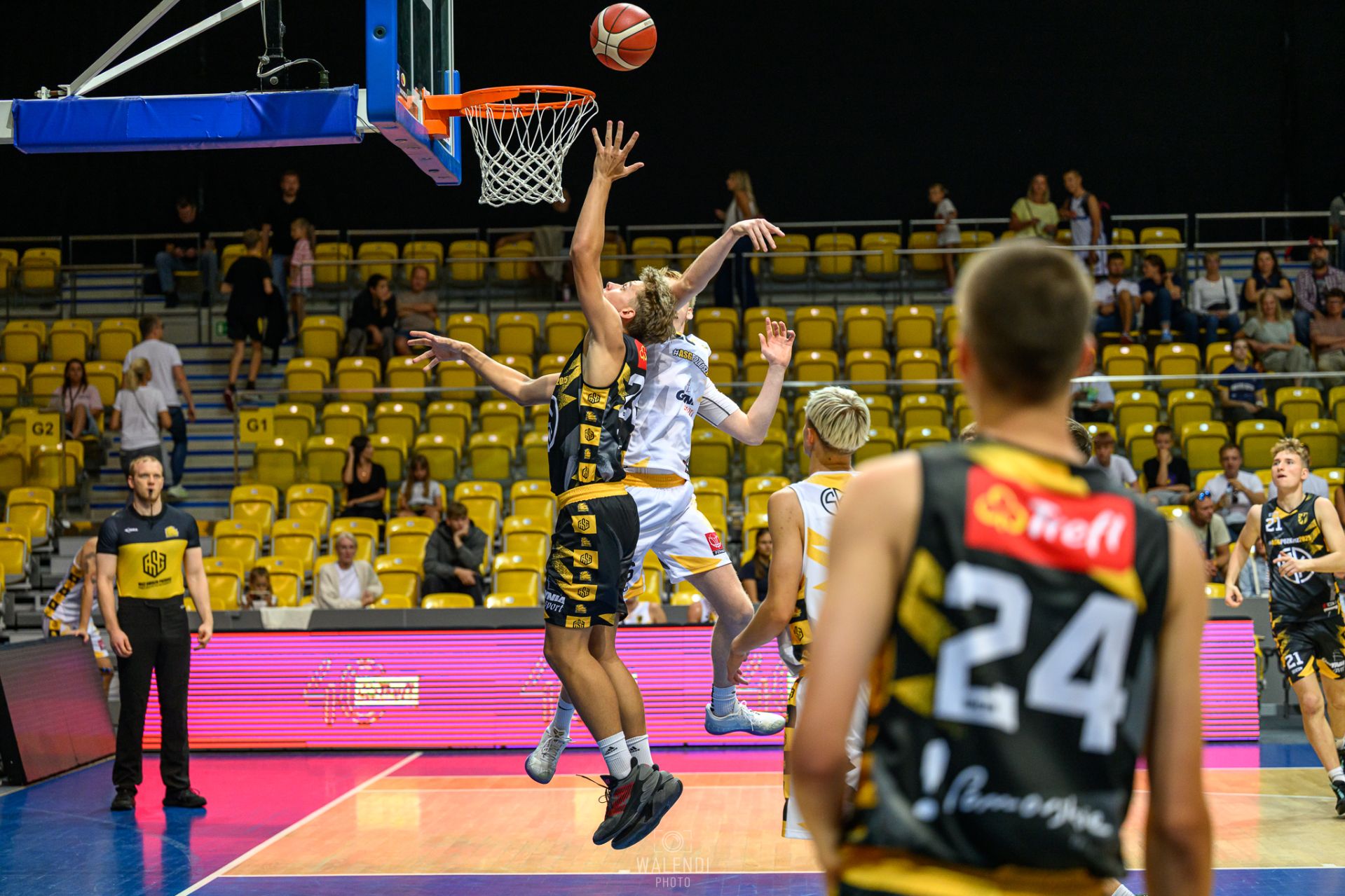 Koszykarze w akcji podkoszowej w trakcie Meczu Gwiazd POZKosz