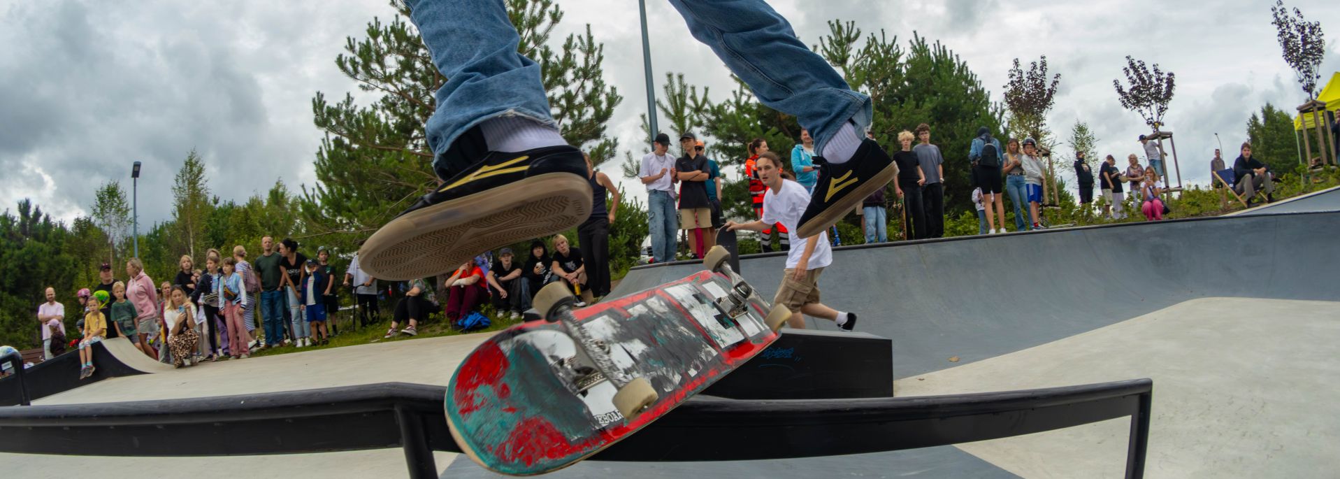 Chłopiec jadący na deskorolce w skateparku w Gdyni